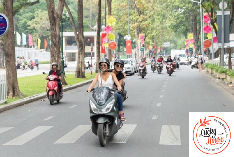 Phương tiện đi lại tại Hà Nội càng phong phú với taxi, xe máy, xe đạp, xe bus...